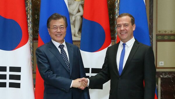 Председатель правительства РФ Дмитрий Медведев и президент Южной Кореи Мун Чжэ Ин во время встречи. 21 июня 2018