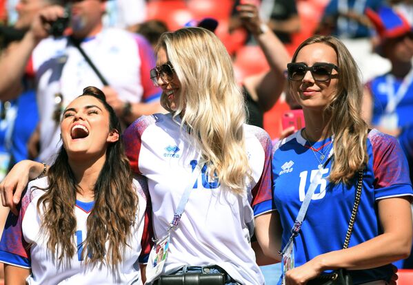 Болельщицы сборной Исландии во время матча группового этапа чемпионата мира по футболу FIFA-2018 между сборными Аргентины и Исландии