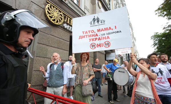Противники перед началом Марша равенства в поддержку ЛГБТ-сообщества в Киеве
