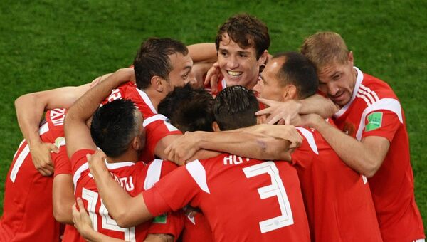 Игроки сборной России радуются забитому голу в матче группового этапа чемпионата мира по футболу между сборными России и Египта
