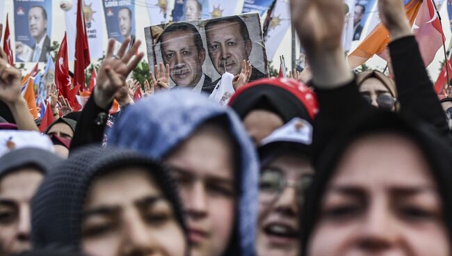 Сторонники президента Турции Реджепа Тайипа Эрдогана во время предвыборного митинга в Стамбуле. Архивное фото