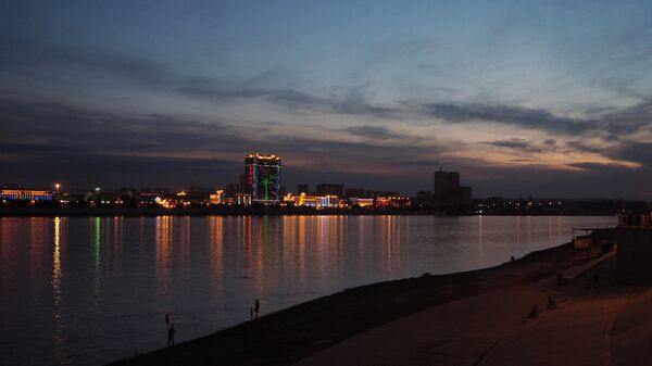 Вид на китайский город Хэйхэ с набережной реки Амур в городе Благовещенске