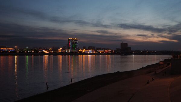 Вид на китайский город Хэйхэ с набережной реки Амур в городе Благовещенске