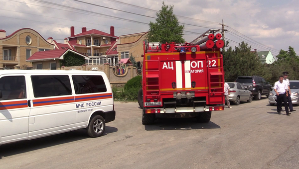 Спасатели МЧС России и пожарные рядом с гостевым домом Арсенал в Евпатории, где произошел пожар. 21 июня 2018