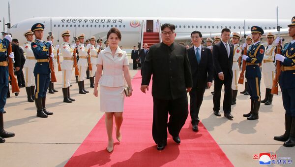 Лидер КНДР Ким Чен Ын с супругой Ли Соль Чжу. Архивное фото