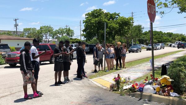 Поклонники на месте убийства американского рэпера XXXTentacion в штате Флорида