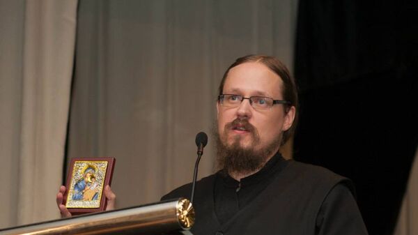 Священник Георгий Максимов с почитаемой филлипинцами иконой Божией Матери
