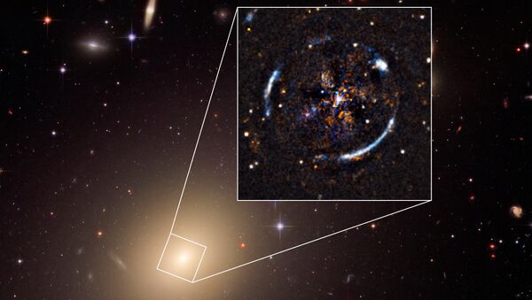Гравитационная линза ESO 325-G04, которая помогла астрономам проверить теории Эйнштейна