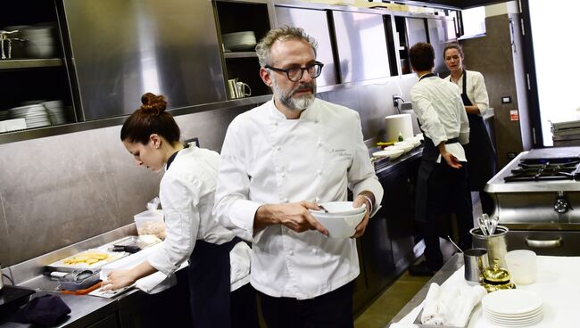 Итальянский шеф-повар Массимо Боттура на кухне своего ресторана Osteria Francescana