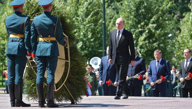 Президент РФ Владимир Путин и председатель правительства РФ Дмитрий Медведев в День памяти и скорби принимают участие в церемонии возложения венков к Могиле Неизвестного Солдата в Александровском саду. 22 июня 2018