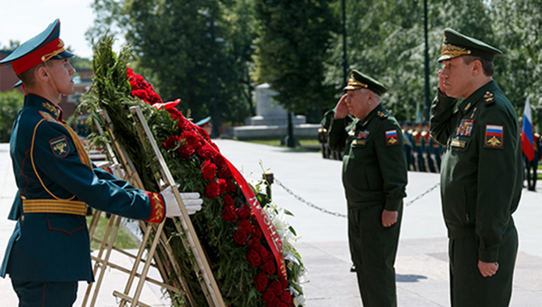 Члены коллегии Минобороны России возложили цветы к Могиле Неизвестного Солдата в Москве. 22 июня 2018