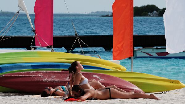 Отдыхающие на пляже одного из Мальдивских островов