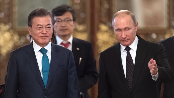 Владимир Путин и президент Республики Корея Мун Чжэ Ин во время церемонии встречи в Кремле. 22 июня 2018