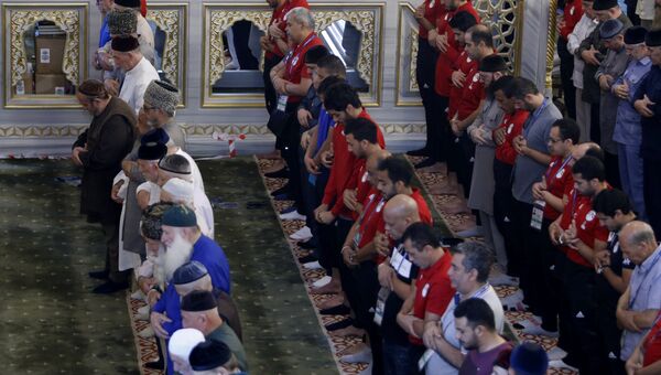 Футболисты сборной Египта во время молитвы в мечети Сердце Чечни в Грозном. 22 июня 2018