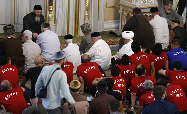 Футболисты сборной Египта во время молитвы в мечети Сердце Чечни в Грозном. 22 июня 2018 Футболисты сборной Египта во время молитвы в мечети Сердце Чечни в Грозном. 22 июня 2018