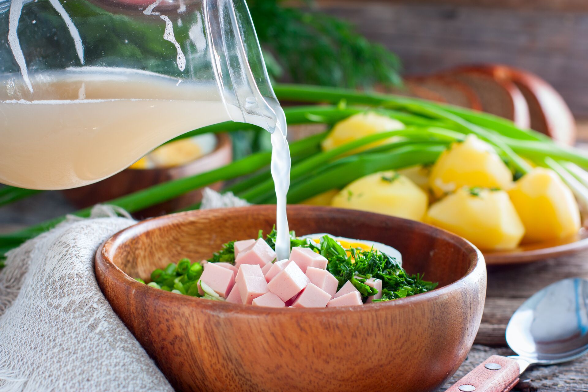 Приготовление окрошки  - РИА Новости, 1920, 17.12.2025