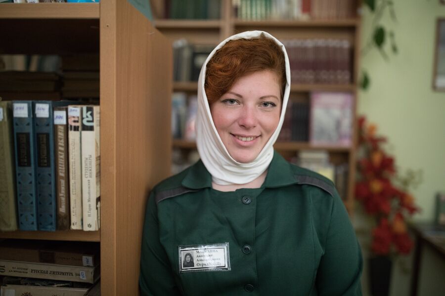 Анастасия Нужная работает в колонии и помогает преподавателям в школе