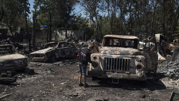Автомобили в поселке Лозовое города Донецка, сгоревшие в результате обстрела украинскими силовиками. Архивное фото