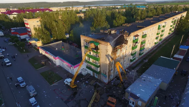Ликвидация последствий взрыва газа в жилом доме в городе Заинск, Татарстан. 22 июня 2018