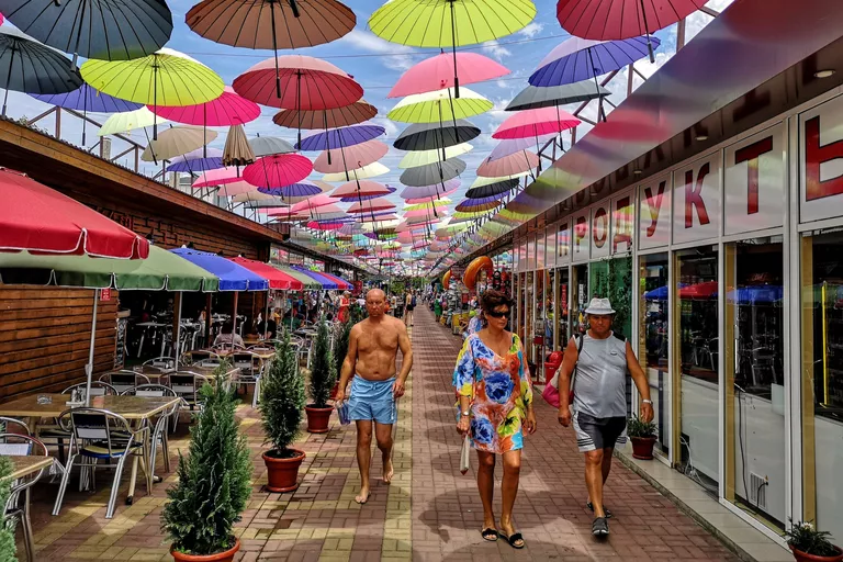 Отдыхающие на одной из улиц в Адлере Отдыхающие на одной из улиц в Адлере