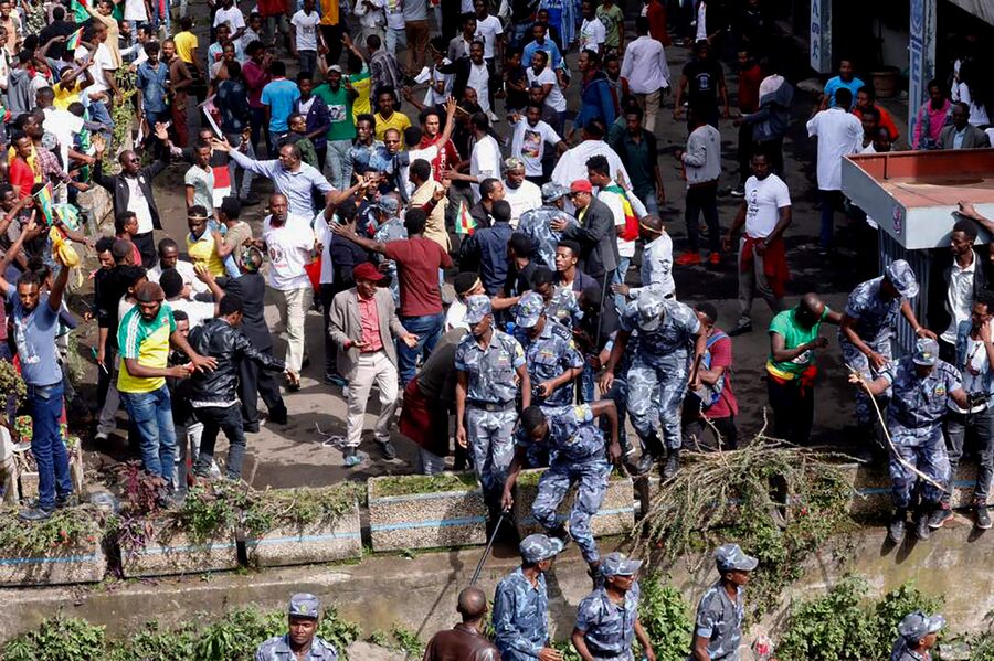 Сотрудники правоохранительных органов на митинге в поддержку эфиопского премьер-министра Абия Ахмеда в Аддис-Абебе. 23 июня 2018