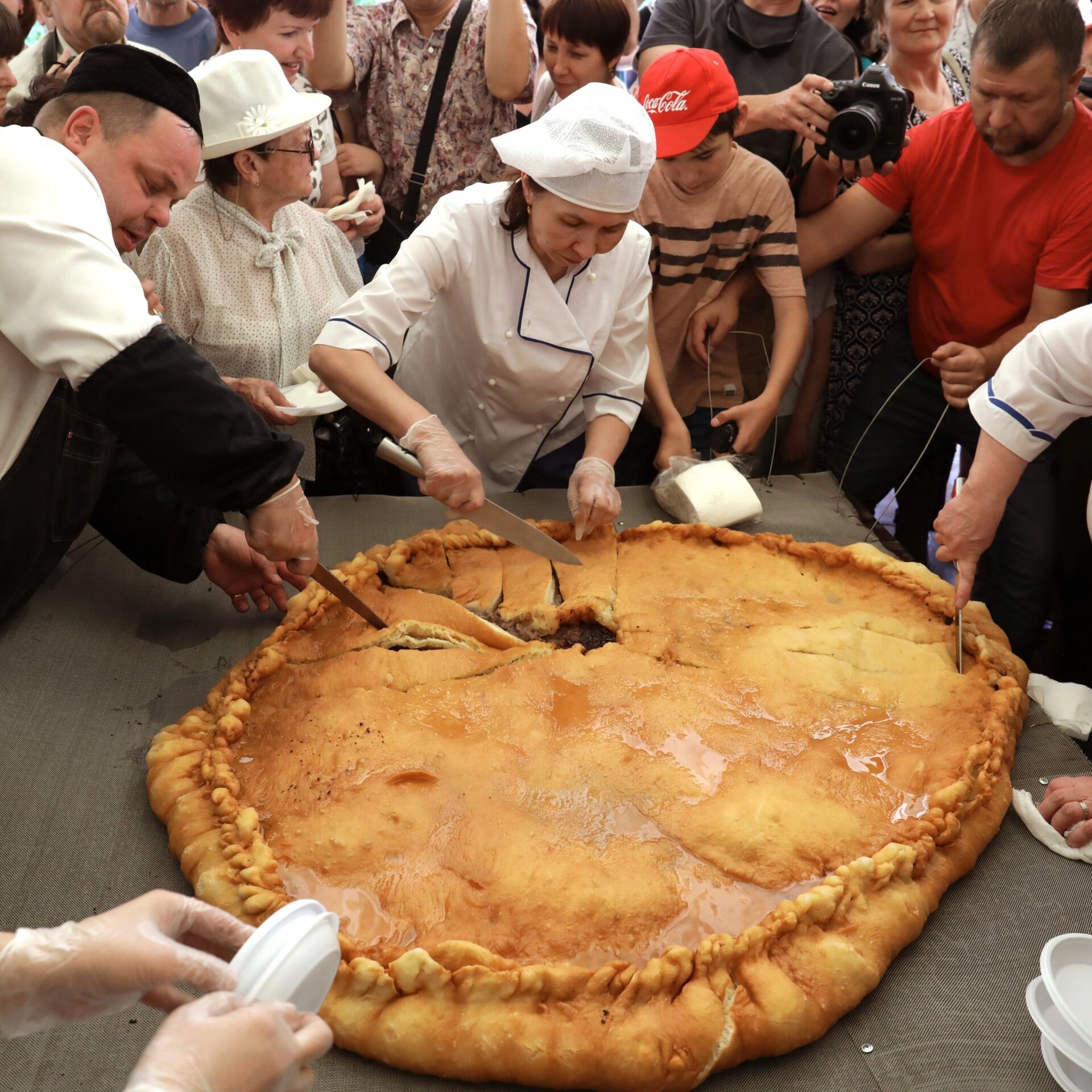 Большой пирог. Гигантский пирог. Самый большой пирог. Самый большой пирог в мире. Гигантский пирожок.