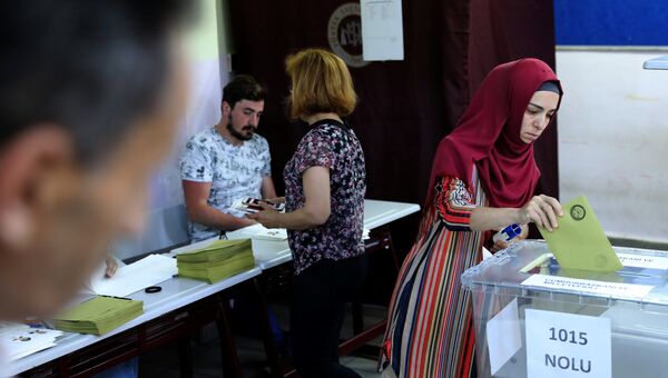 Женщина голосует на избирательном участке в школе во время выборов в Стамбуле, Турция. 24 июня 2018