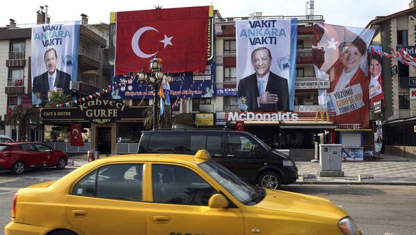 Портреты кандидатов в президенты Турции Реджепа Тайипа Эрдогана и Мерал Акшенер на улице Анкары. 24 июня 2018