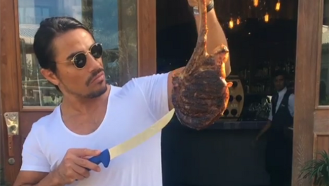 Повар Salt Bae за приготовлением стейка