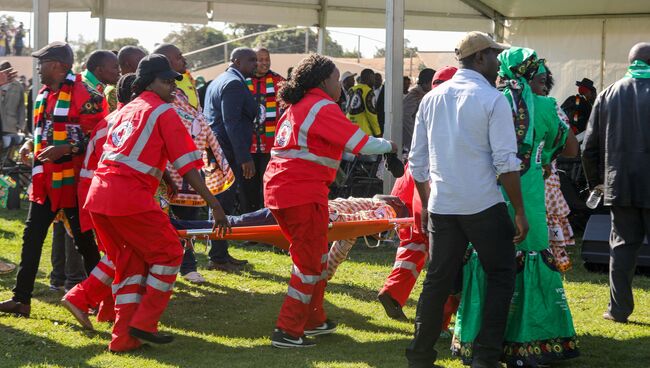 Эвакуация пострадавших в результате взрыва на стадионе в городе Булавайо, где проходил предвыборный митинг президента Зимбабве Эммерсона Мнангагвы