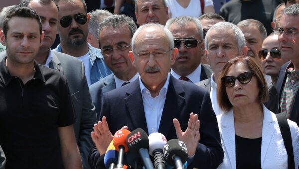 Председатель основной оппозиционной Народно-республиканской партии Турции Кемаль Кылычдароглу выступает перед СМИ после голосования на избирательном участке в Анкаре. 24 июня 2018