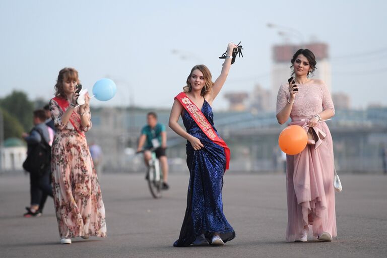 Выпускницы московских школ в Центральном парке культуры и отдыха имени Горького в Москве