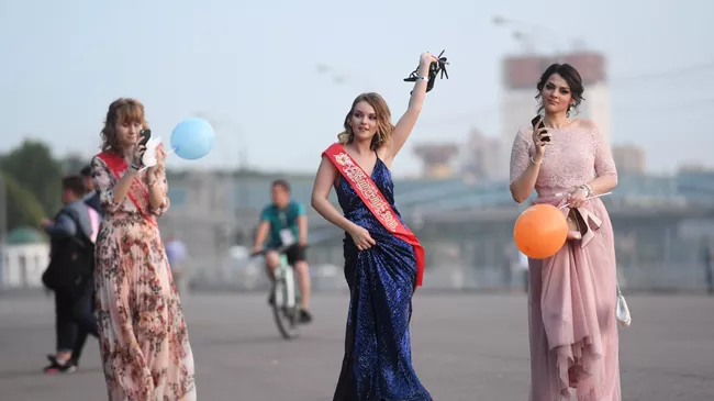 Выпускницы московских школ в Центральном парке культуры и отдыха имени Горького в Москве