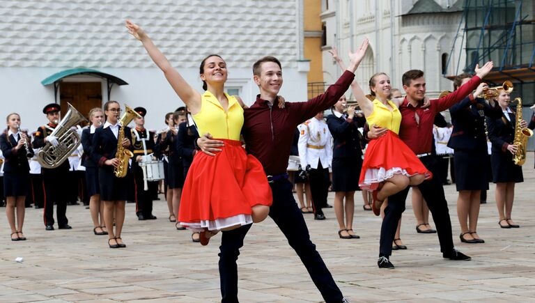 Выступление танцевального коллектива на торжественной церемонии выпуска офицеров из высших военных учебных заведений Министерства обороны РФ на Соборной площади в Кремле