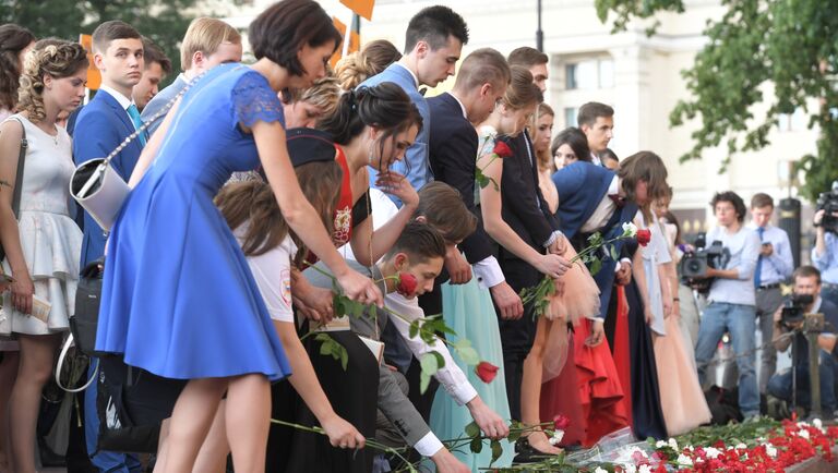 Выпускники российских школ возлагают цветы к Могиле Неизвестного солдата в Александровском саду перед началом церемонии вручения VIII Всероссийской премии Выпускник-2018 в Москве