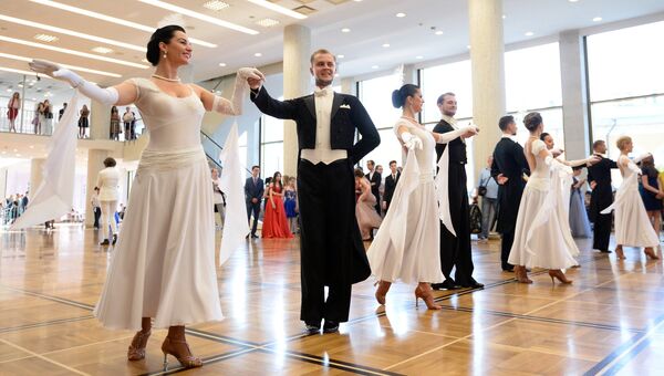 Выпускники российских школ танцуют вальс в Государственном Кремлевском Дворце перед VIII Всероссийской премией Выпускник-2018