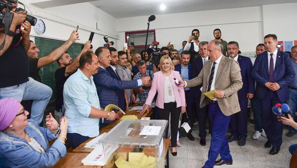 Кандидат в президенты Мухаррем Индже голосует на досрочных президентских и парламентских выборах в Турции. 24 июня 2018