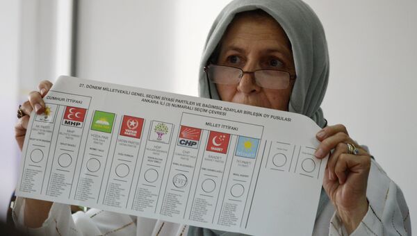 Подсчет голосов на избирательном участке в Анкаре. Архивное фото