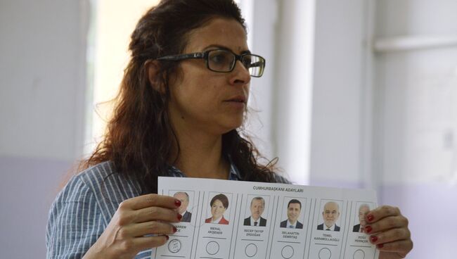 Подсчет голосов на избирательном участке в Анкаре. 24 июня 2018