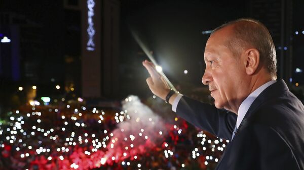 Президент Турции Реджеп Тайип Эрдоган обращается к своим сторонникам в Анкаре. Архивное фото