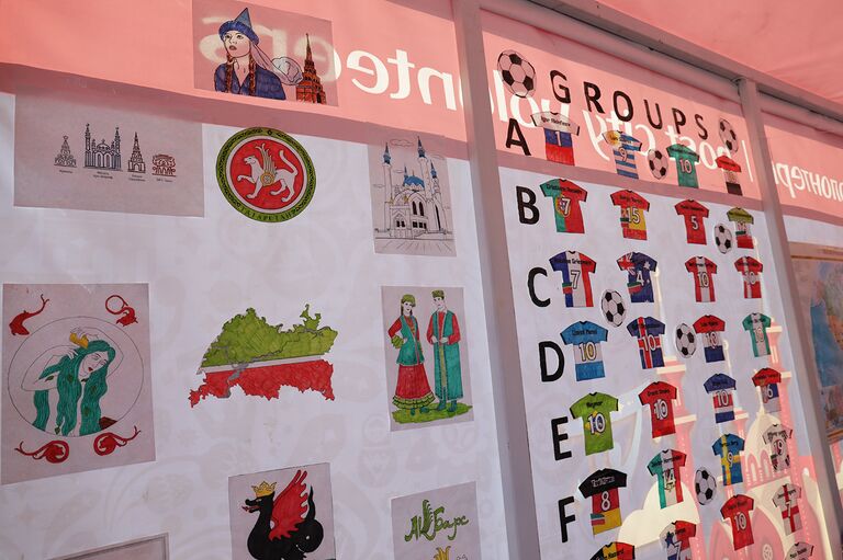 Ноу-хау палатки имени Льва Яшина — аккуратно выведенный от руки список баров Казани, где болельщики смогут посмотреть трансляцию. Ноу-хау палатки имени Льва Яшина — аккуратно выведенный от руки список баров Казани, где болельщики смогут посмотреть трансляцию.