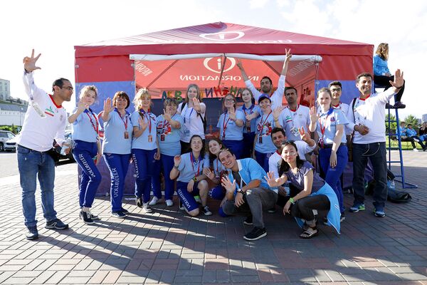 Голубая футболка-поло и синие брюки – форма городского волонтера Казани.