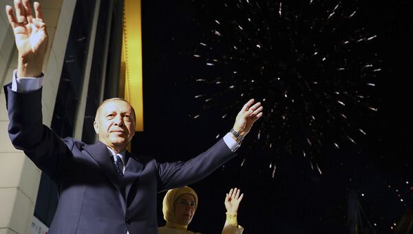 Президент Турции Реджеп Тайип Эрдоган приветствует своих сторонников в Анкаре. 24 июня 2018
