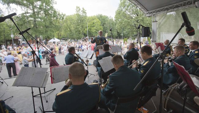 Выступление военного оркестра под управлением дирижера Ивана Краснецкого на сцене Перовского парка. 23 июня 2018