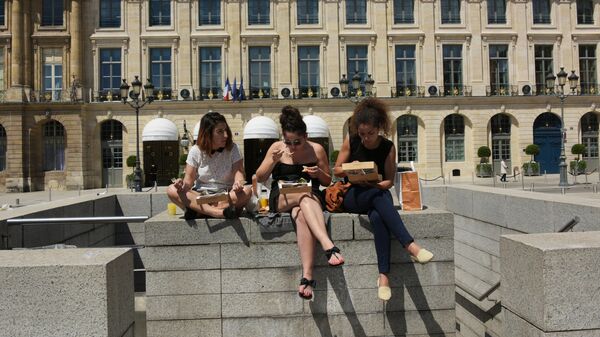 Туристы обедают на Вандомской площади в Париже.