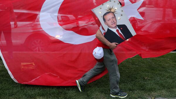 Сторонник президента Турции Эрдогана в Стамбуле, 24 июня 2018 года