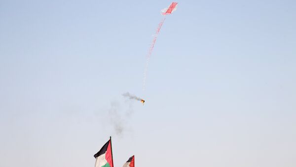 Воздушный змей с привязанным горючим веществом в районе границы Израиля и сектора Газа. 8 июня 2018