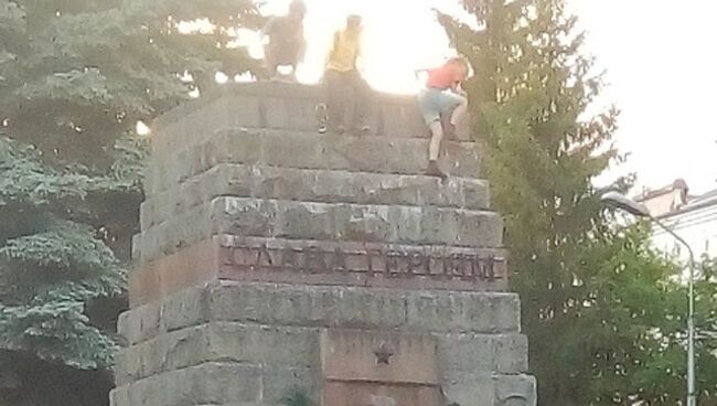 Подростки на памятнике у Вечного огня в Копейске