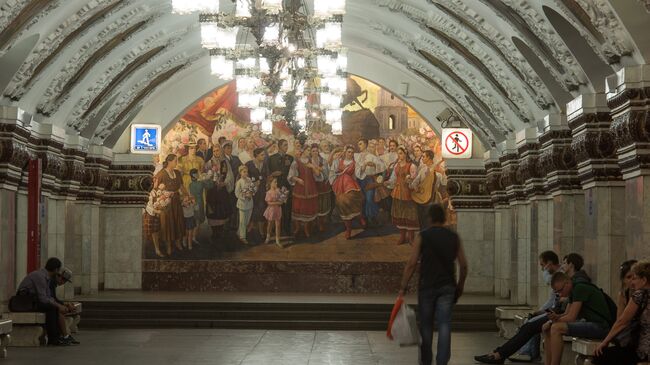 Пассажиры в вестибюле станции метро Киевская Арбатско-Покровской линии