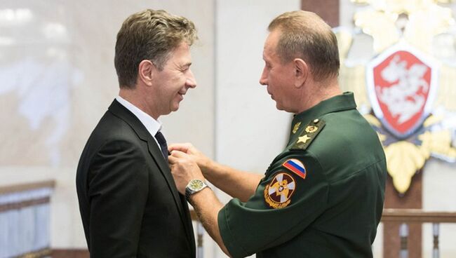Генерал армии Виктор Золотов вручает медаль За содействие заслуженному артисту России Валерию Сюткину. 25 июня 2018